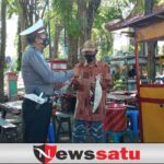 Peduli Nasib PKL, Satlantas Polres Probolinggo Kota bagi-bagi Beras dan Masker
