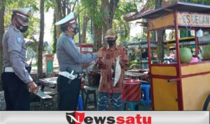 Peduli Nasib PKL, Satlantas Polres Probolinggo Kota bagi-bagi Beras dan Masker