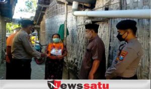 Polisi dan Tomas Pamekasan Sebar Bantuan Sembako Rumah Ke Rumah
