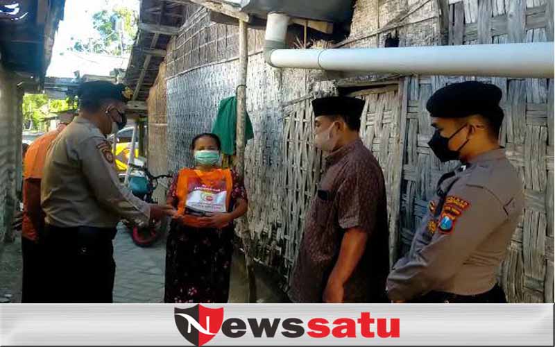 Polisi dan Tomas Pamekasan Sebar Bantuan Sembako Rumah Ke Rumah