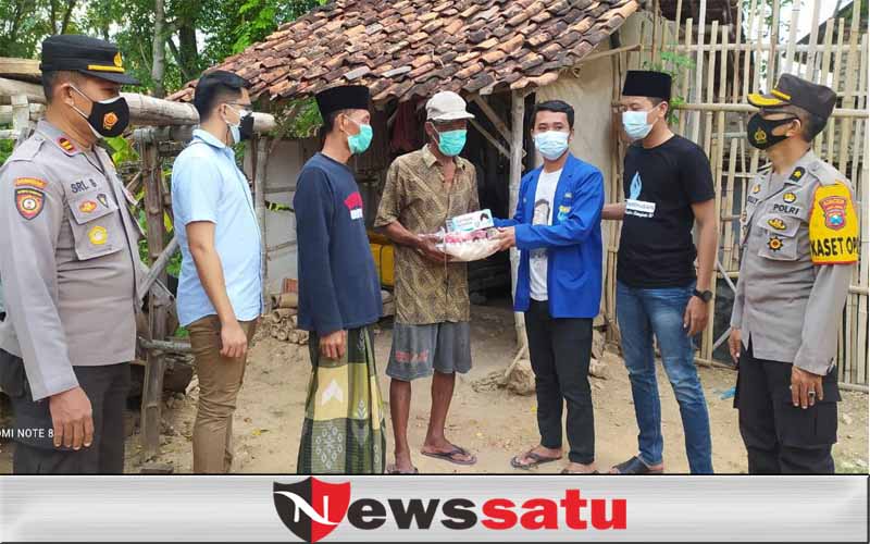 Polres Gandeng PMII Pamekasan Bagikan Bansos dan Masker Kepada Warga Kurang Mampu
