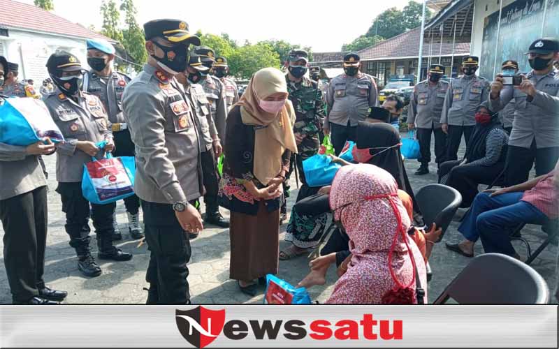 Polres Kota Probolinggo bagikan 50 Ton Beras Kepada Masyarakat
