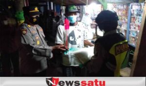Satgas Patroli Skala Besar PPKM Level III dan Tebar Bansos di Pamekasan