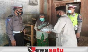 Satlantas Door To Door Berikan bantuan Sembako di Pamekasan