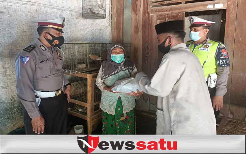 Satlantas Door To Door Berikan bantuan Sembako di Pamekasan