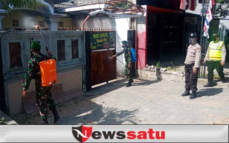 TNI-Polri Terus Melakukan Disinfeksi rumah Warga dan Lingkungan di Pelosok Pamekasan