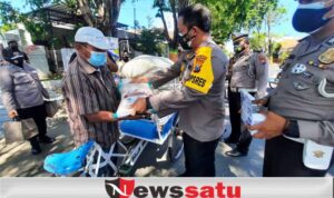 Tim Dapur Umum PPKM Darurat Polres Pamekasan Bagikan Ratusan Nasi Kotak Untuk Warga Duafa