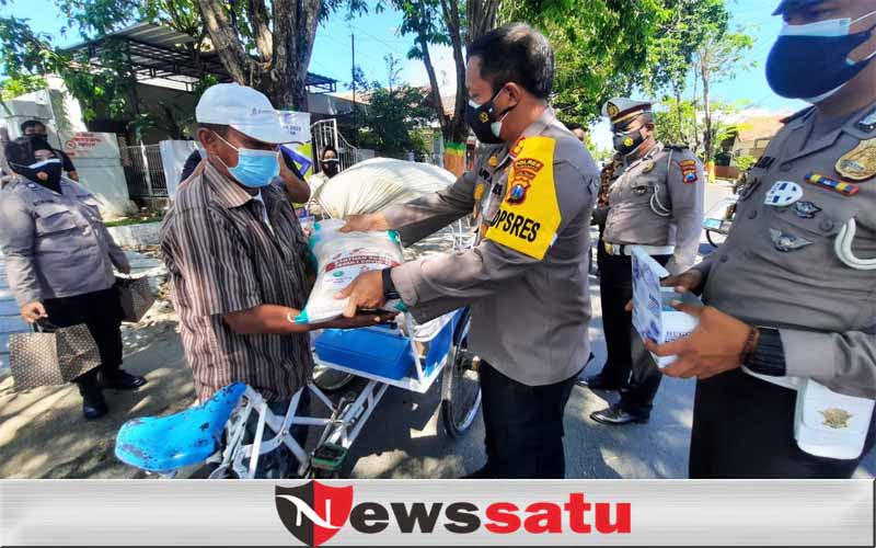 Tim Dapur Umum PPKM Darurat Polres Pamekasan Bagikan Ratusan Nasi Kotak Untuk Warga Duafa