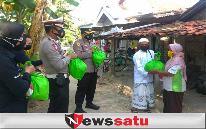 Toga dan Tomas Pamekasan Berikan Bantuan Sembako Kepada Warga Tak Mampu Bersama Polri
