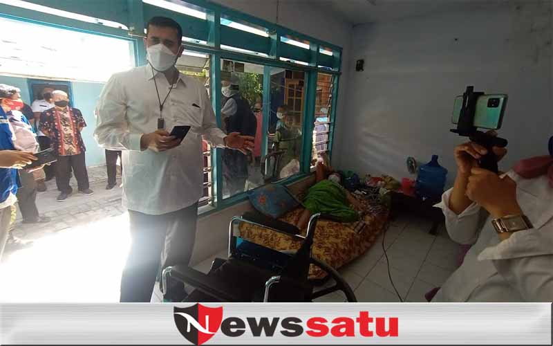 Walikota Propolinggo Beri Bantuan Kursi Roda untuk Nenek Sebatangkara