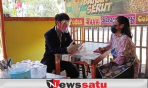Aksi Peduli Mahasiswa KKN UNEJ, Pulang Kampung Tingkatkan Omzet Warung Rujak Tetangga Era PPKM Level 3 di Bondowoso