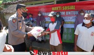 Angkatan Akpol Tahun 2000, Bagikan Ratusan Beras Ke Warga Bondowoso