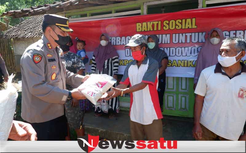 Angkatan Akpol Tahun 2000, Bagikan Ratusan Beras Ke Warga Bondowoso