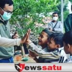 Bupati Baddrut Tebar Sembako dengan Motor Roda Tiga ke Plakpak Pegantenan