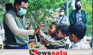 Bupati Baddrut Tebar Sembako dengan Motor Roda Tiga ke Plakpak Pegantenan