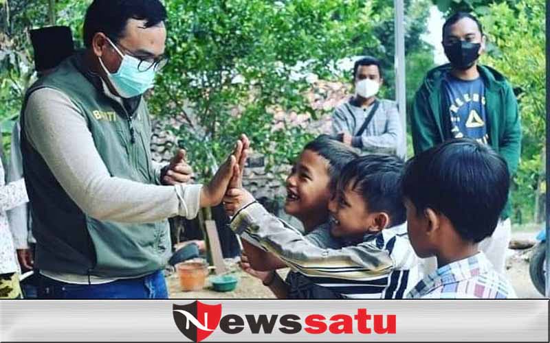 Bupati Baddrut Tebar Sembako dengan Motor Roda Tiga ke Plakpak Pegantenan