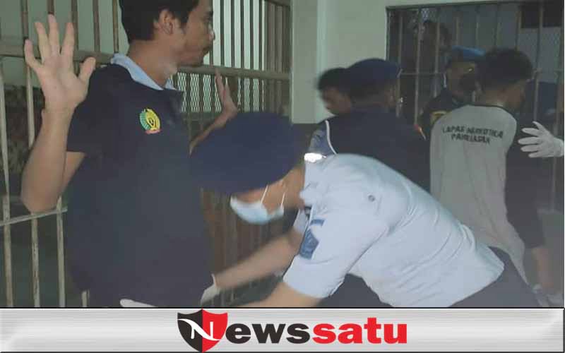 Geledah Hunian Malam Hari, Kalapas Temukan HP dan Sajam Rakitan pada WBP Narkotika Pamekasan