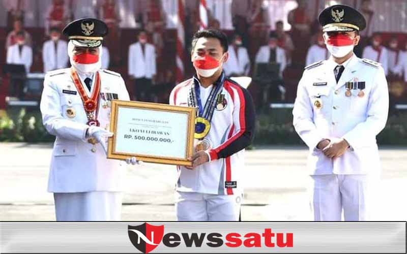 Gubernur Khofifah Anugerahi Eko Yuli, Lencana Emas Jer Basuki Mawa Beya