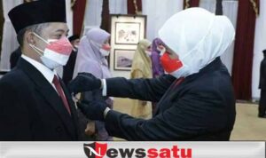 Gubernur Khofifah Anugerahkan Satyalancana Karya Satya Pada 67 ASN Pemprov Jatim