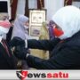 Gubernur Khofifah Anugerahkan Satyalancana Karya Satya Pada 67 ASN Pemprov Jatim