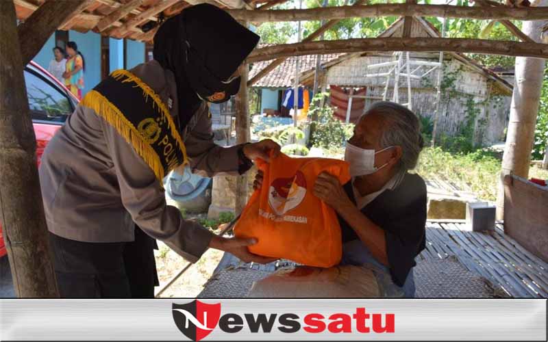 Hari Jadi Polwan Ke-73, Polres Pamekasan Bagikan Bansos Warga Duafa