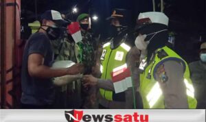 Imbau Warung Tutup Jam 8 Malam, Polres Pamekasan Bagi Bansos dan Masker