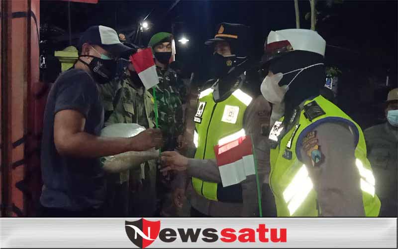 Imbau Warung Tutup Jam 8 Malam, Polres Pamekasan Bagi Bansos dan Masker