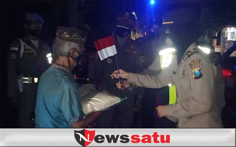 Jelang Agustusan, Polri bagikan Bendera Merah Putih pada PKL di Pamekasan