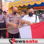 Jelang Hari Kemerdekaan, PKL bersama Polisi Kibarkan Bendera Merah Putih di Pamekasan