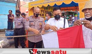 Jelang Hari Kemerdekaan, PKL bersama Polisi Kibarkan Bendera Merah Putih di Pamekasan