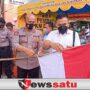 Jelang Hari Kemerdekaan, PKL bersama Polisi Kibarkan Bendera Merah Putih di Pamekasan
