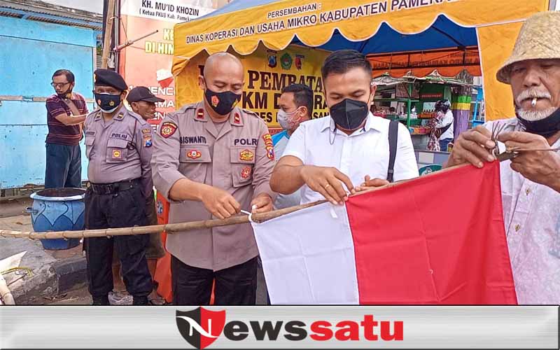 Jelang Hari Kemerdekaan, PKL bersama Polisi Kibarkan Bendera Merah Putih di Pamekasan