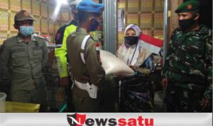 PPKM Level III Diperpanjang, Satpol PP Bagikan Bansos PKL di Pamekasan