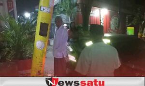 Pagi Buta Mobil Seruduk Tiang Lampu Penerangan Jalan di Pamekasan