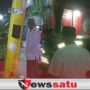 Pagi Buta Mobil Seruduk Tiang Lampu Penerangan Jalan di Pamekasan