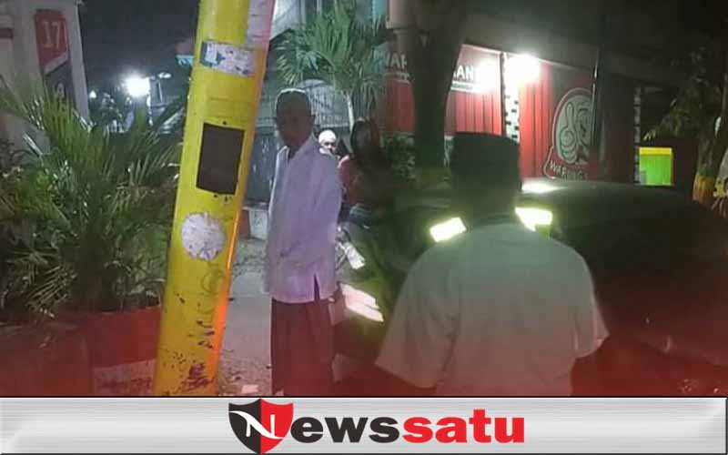 Pagi Buta Mobil Seruduk Tiang Lampu Penerangan Jalan di Pamekasan