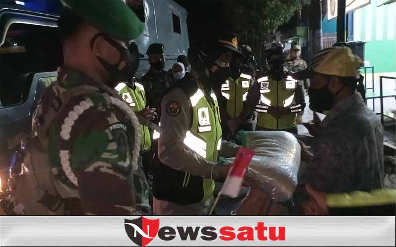 Patroli Skala Besar dan Bansos Bagi Warga Terdampak Covid-19 Libatkan Kodim 0826 Pamekasan
