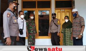 Perluas Media Komunikasi, Satgas Covid-19 Tempel Stiker Nata Hubung di Pamekasan