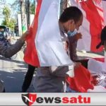 Polisi Borong Bendera Merah Putih, Aksi Baksos Bagi Pedagang di Pamekasan