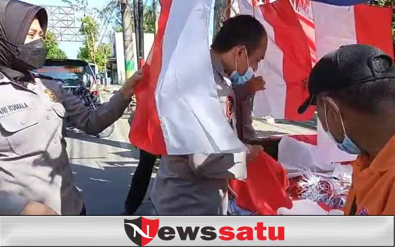 Polisi Borong Bendera Merah Putih, Aksi Baksos Bagi Pedagang di Pamekasan