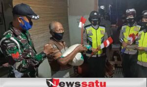 Polres Semangati Warga Lawan Covid-19 Dengan Bagi Masker dan Bendera di Pamekasan