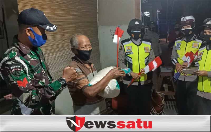 Polres Semangati Warga Lawan Covid-19 Dengan Bagi Masker dan Bendera di Pamekasan