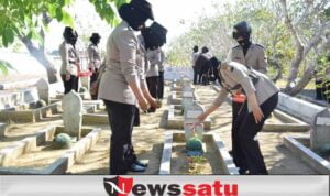 Polwan Pamekasan Tabur Bunga, Renungkan Jasa Pahlawan di TMP Panglegur
