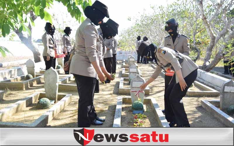 Polwan Pamekasan Tabur Bunga, Renungkan Jasa Pahlawan di TMP Panglegur