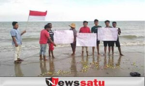 Protes Migas di HUT RI Ke-76, Warga Tanjung Tabur Bunga ke Pantai