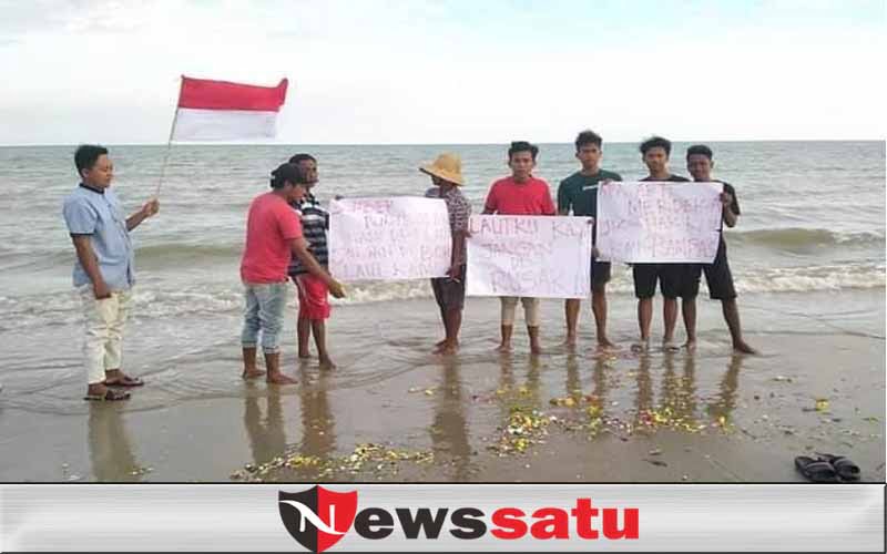 Protes Migas di HUT RI Ke-76, Warga Tanjung Tabur Bunga ke Pantai