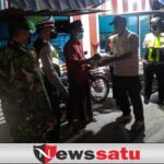 Sat Pol PP Sisir Pedagang Malam Sembari bagikan Bansos di Pamekasan