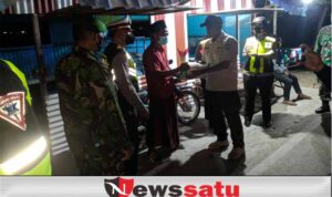Sat Pol PP Sisir Pedagang Malam Sembari bagikan Bansos di Pamekasan