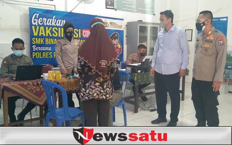 Syarat PTM, Siswa SMK Bina Husada divaksinasi Polres Pamekasan