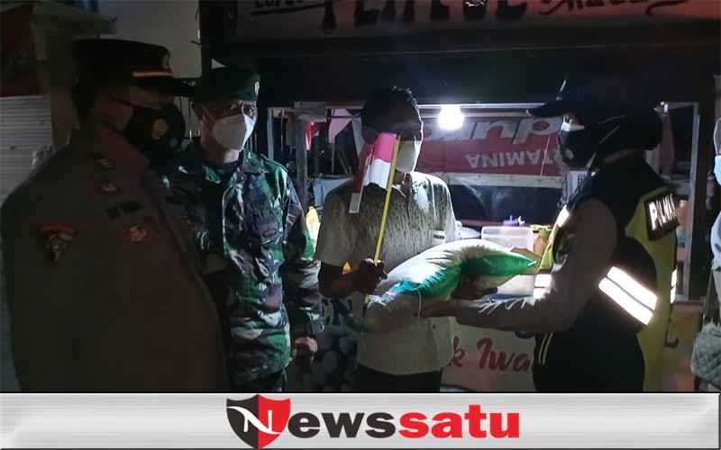 Warkop Disasar Patroli dan Digrojok Sembako, Masker dan Bendera di Pamekasan